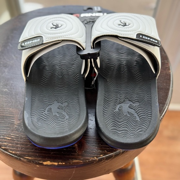 AND1 Men’s Athletic Adjustable Swirl Slide Sandals White Black Size 13 BeachPool - Picture 6 of 9